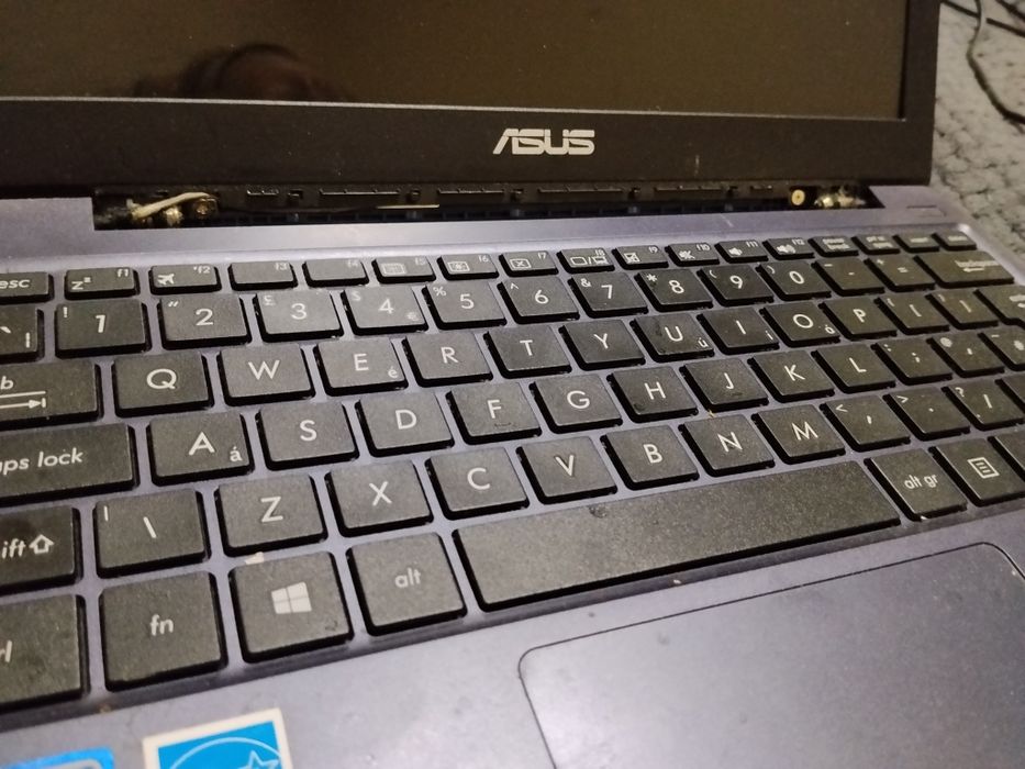 Лаптоп ASUS в добро състояние със зарядно