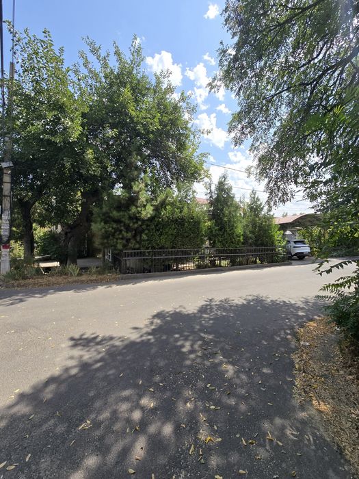 Продаётся дом, угловой участок  3,2 сотки, фасад 22 метра Мирабадский
