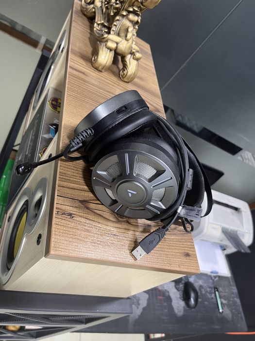 Kompyuter nabor, kalonka microlab, naushnik, hitech stol.