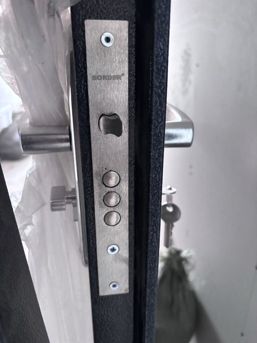 Продам входную дверь