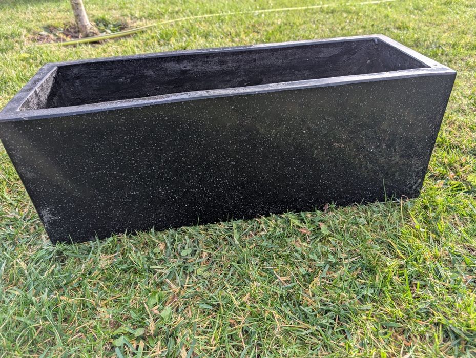 Jardiniera de flori din ciment