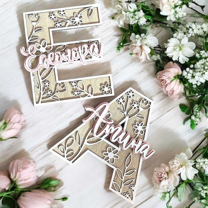 Персонализирана буква с име с нежни цветя