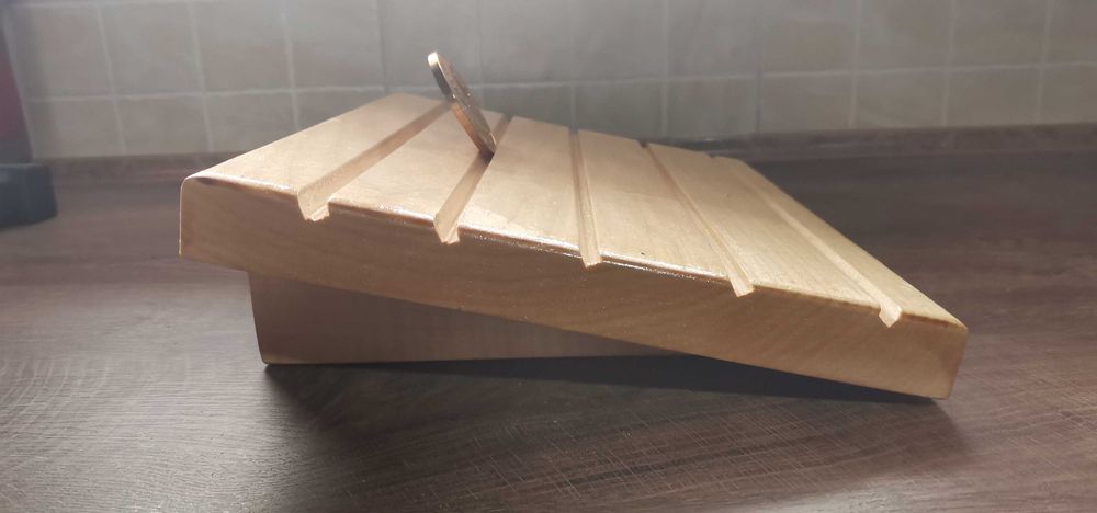 Suport din scândură de tei, pentru medalii