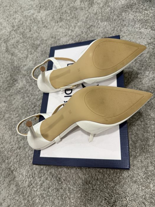 Pantofi stiletto slingback albi din piele lacuita cu toc