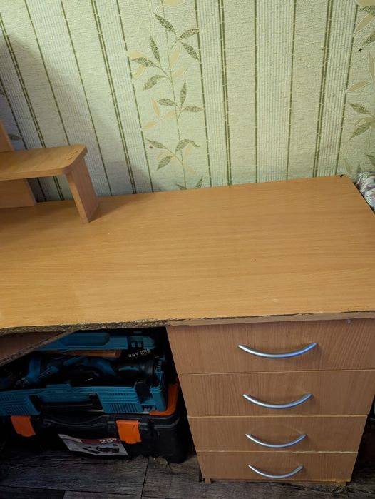 Продам стол угловой компьютерный