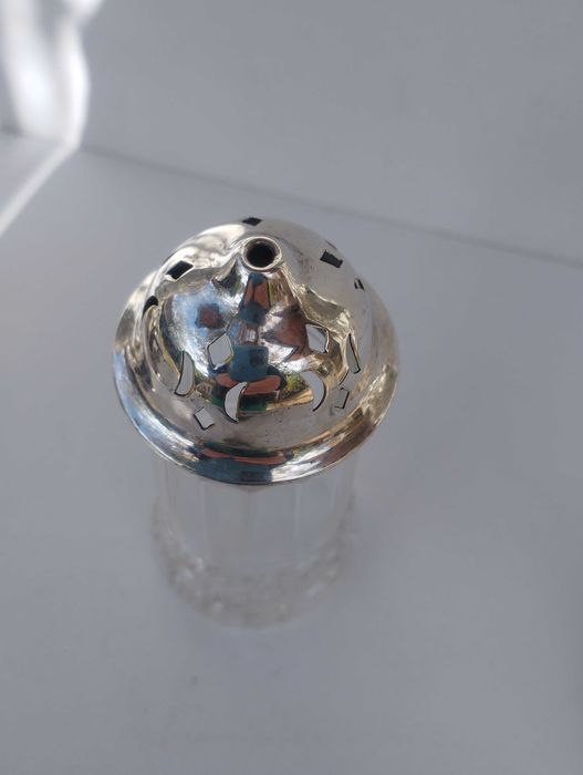 Винтидж английски шейкъри за сол, пудра захар или канела. 25 и 35 лв.