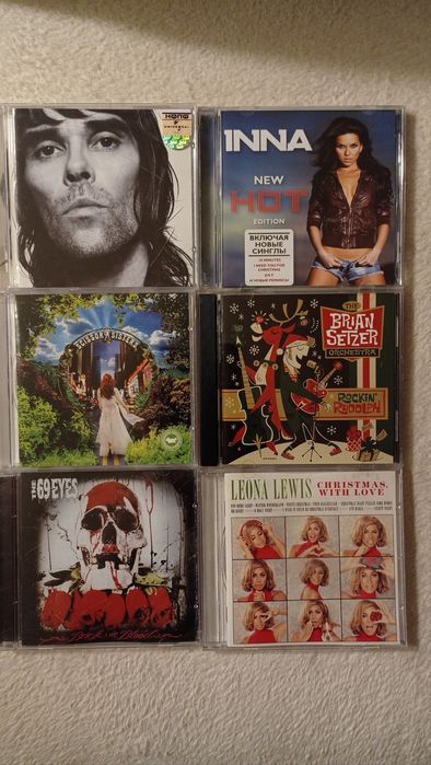 CD диски с музыкой разных направлений.