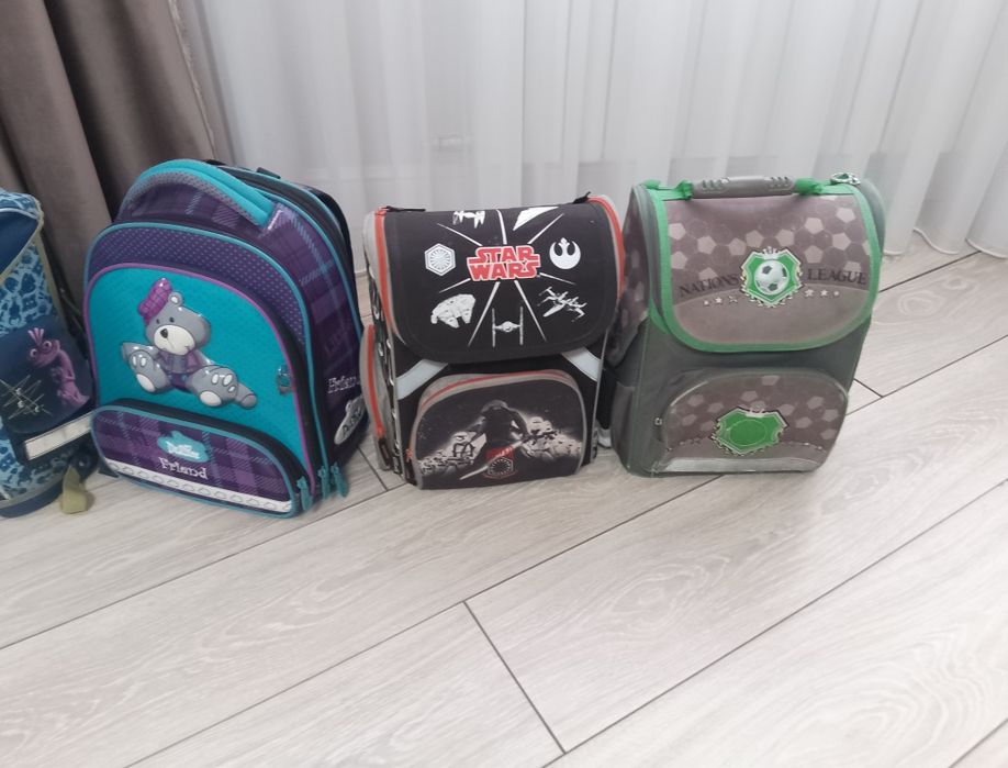 Школьные ранцы рюкзаки сумки.