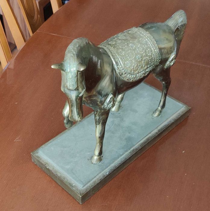 Масивна фигура на кон от бронз