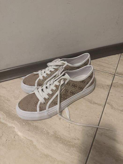Обувки Guess нови