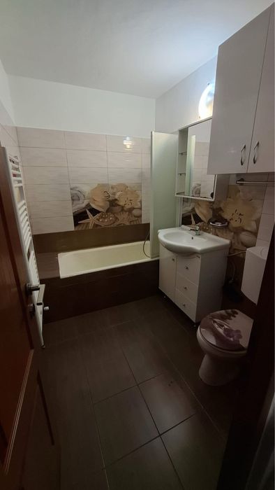 Vand aprtament cu 2 camere, decomandat, zona foarte buna
