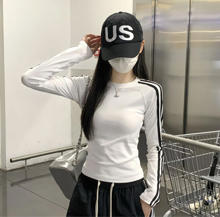 Кофта белый с тримя полосками 2000 тенге