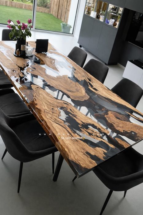 Трапезна маса от естествено дърво и епоксидна смола.