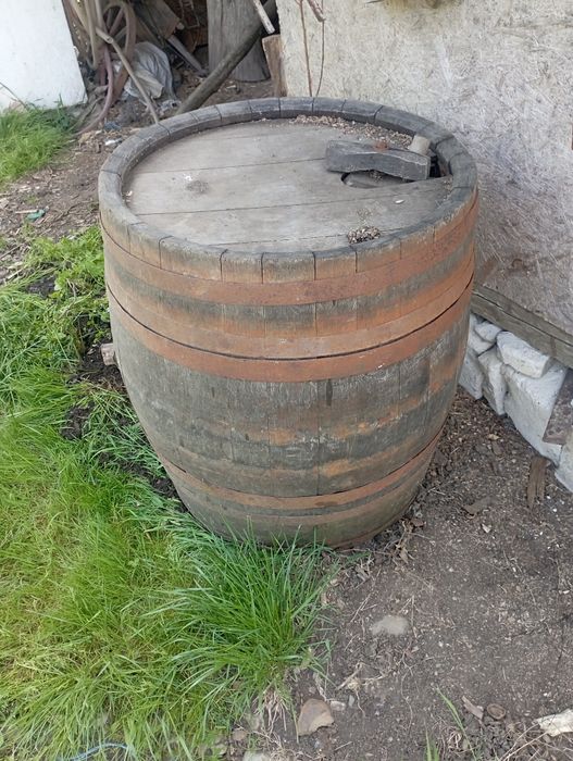 Vând doua butoaie de lemn vechi