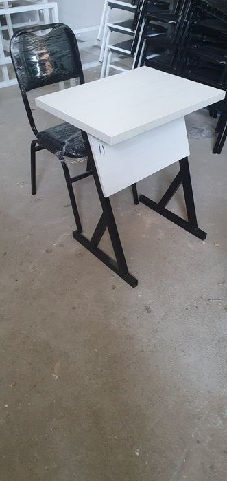 Òquv markazlari uchun Bir kishilik partalar bor.