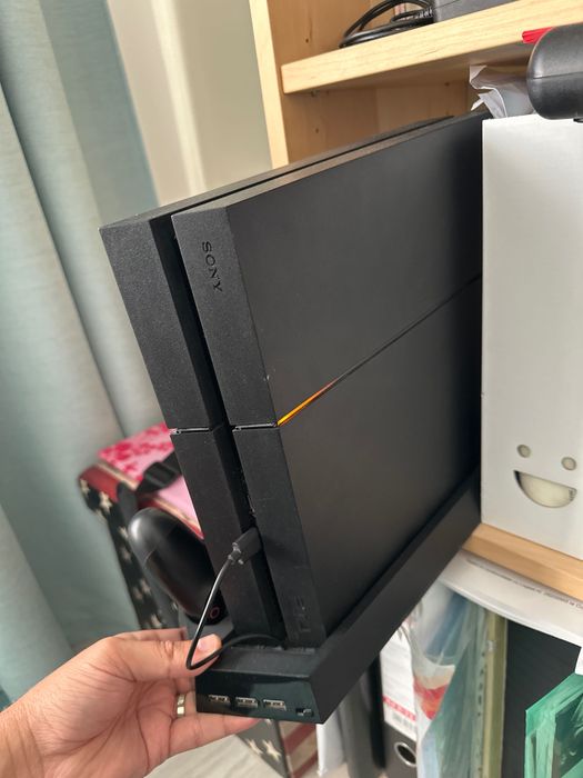 Vand PS4 cu 5 jocuri pe cd