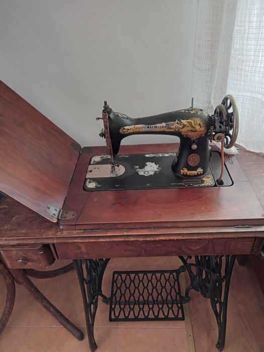 vand  masina de cusut singer vechime mare(100 ani)