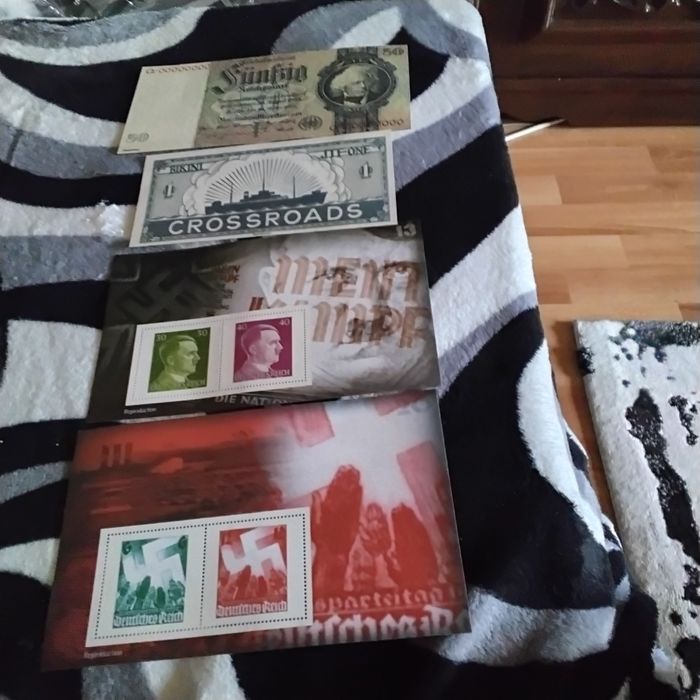 Volum cu bancnote și monede printate din cel de l doilea război mondial