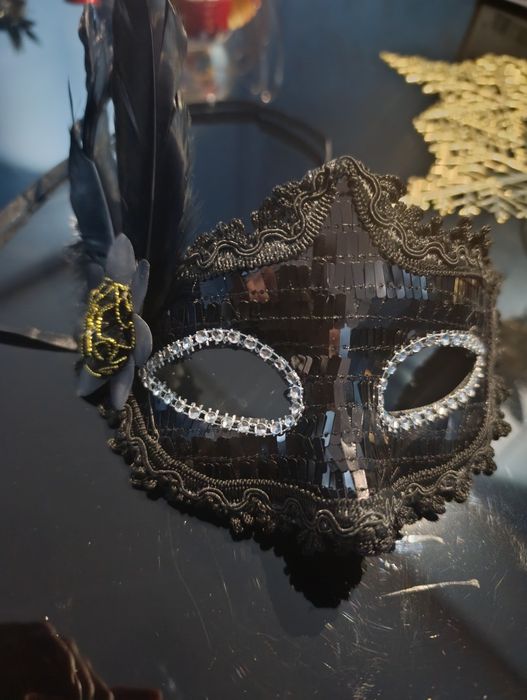 Женская карнавальная маска в черном цвете