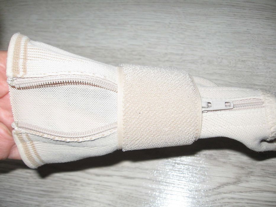 Ортеза за ръка с шина и цип, с допълнително велкро