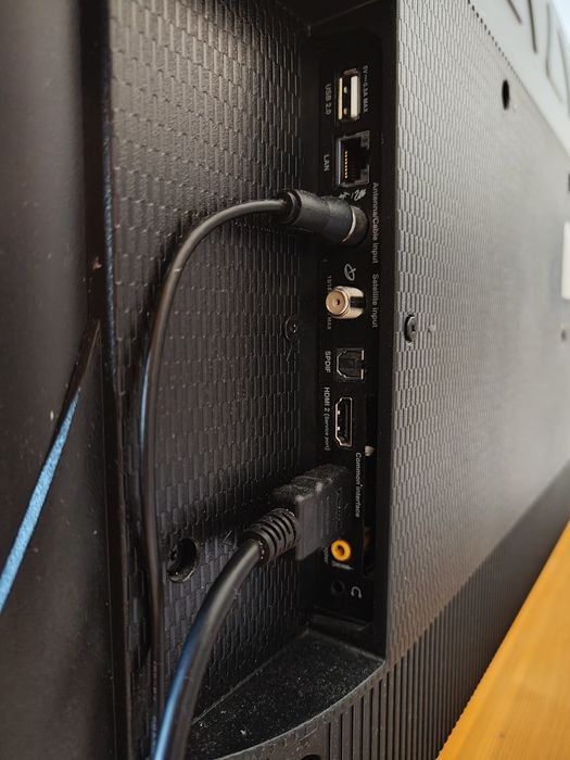 TCL 40ES560 smart TV