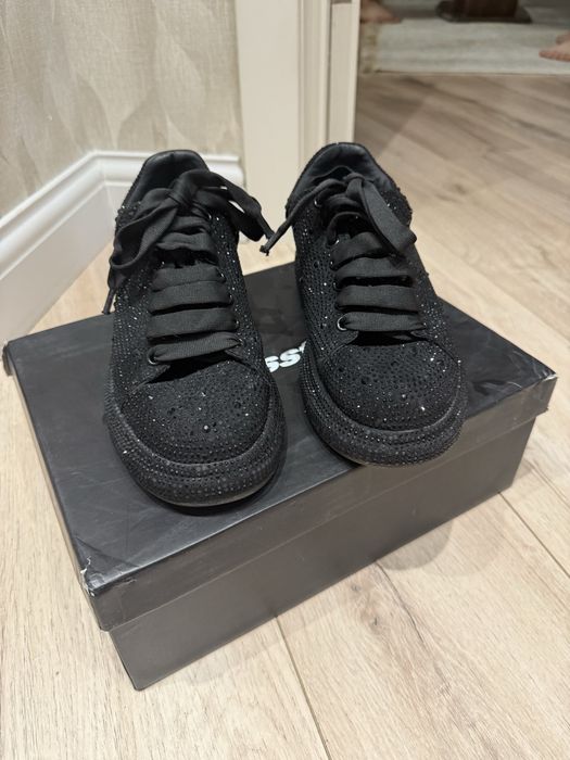 Стильные черные кроссовки