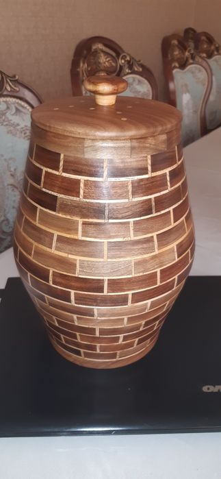 Продаются изделия из твёрдых пород дерева и принимаются на заказ дерев