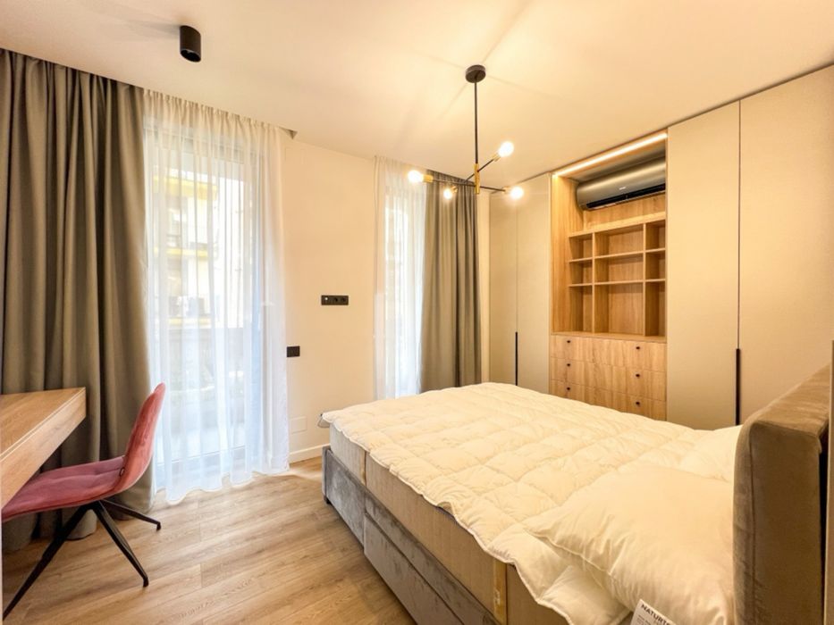 Inchiriez apartament 3 camere in zona Centrala cu parcare