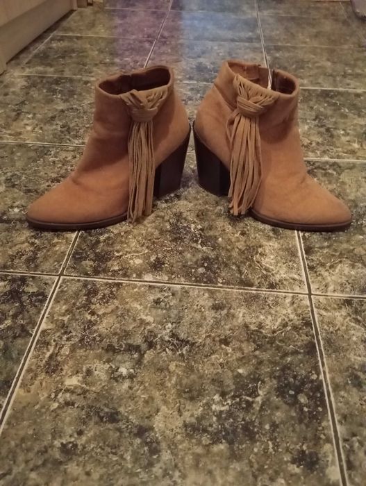 Дамски боти,светло кафяв цвят.
