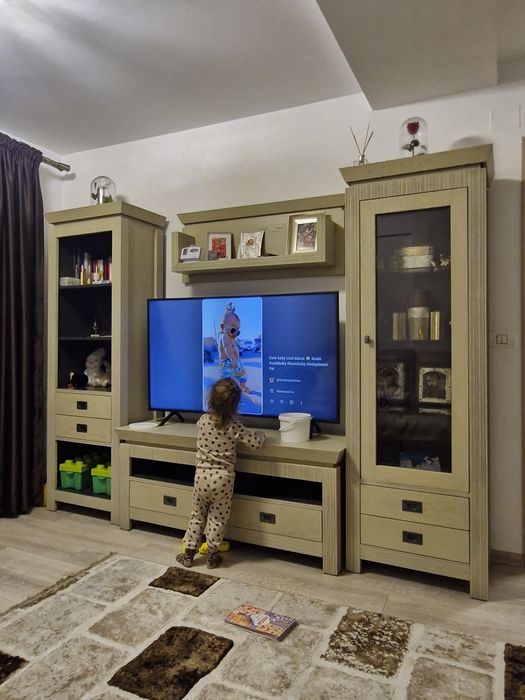 Biblioteca din lem masiv,stare impecabila,este aproape noua.