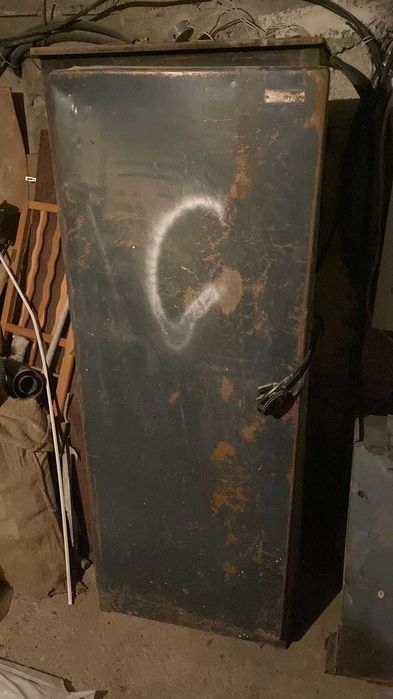 Шкаф железный, ящик