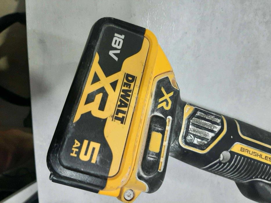 Акумулаторен безчетков ъглошлайф Dewalt DCG405 + батерия 5.0Ah
