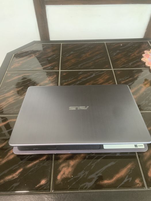 Laptop ASUS E406M