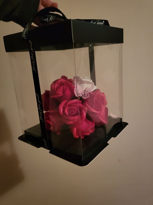 Малка топка от сапунени рози в кутия.