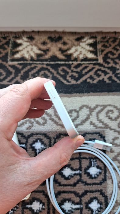 IPhone SE 16 Gb белый