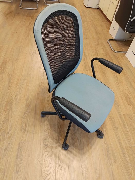 Стол от естествена черна кожа. В отлично състояние. 1бр-90€, 6бр-480€