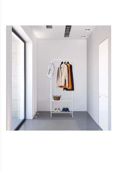 Поставка за дрехи с рафтове