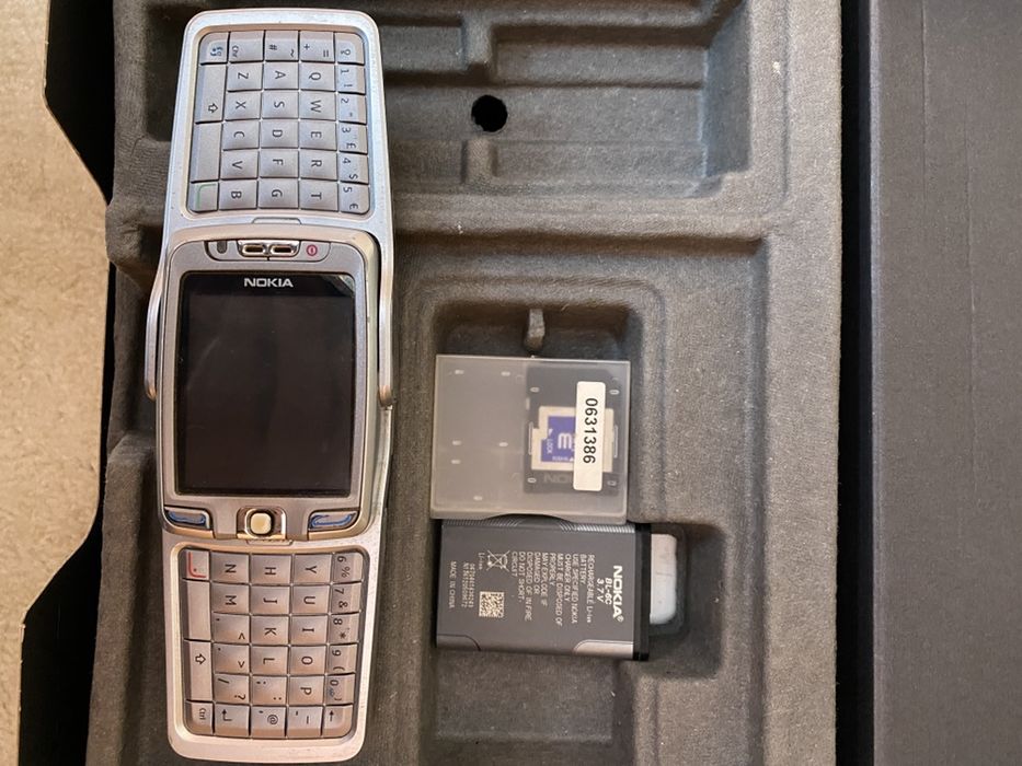 Колекционерски телефон Nokia E70