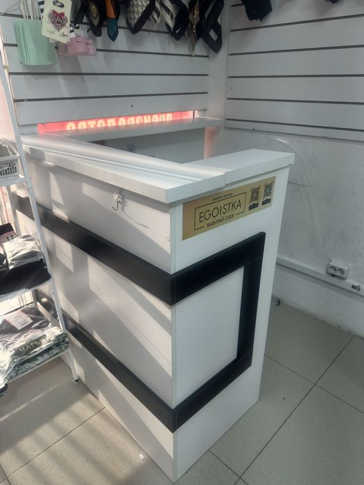 Стол ресепшин для бутика