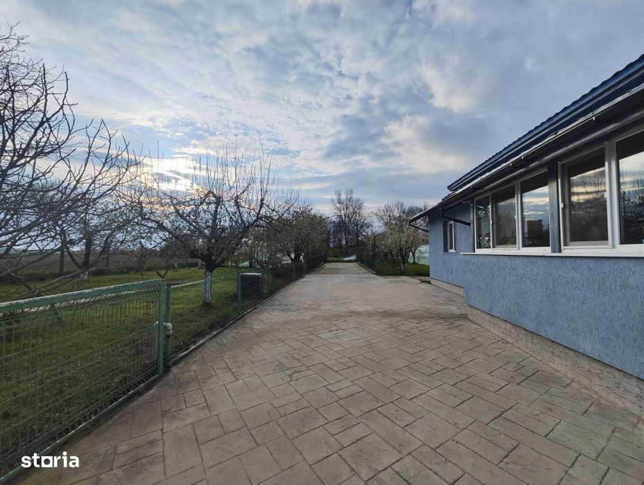 Vand casa si depozit materiale constructii - negociabil