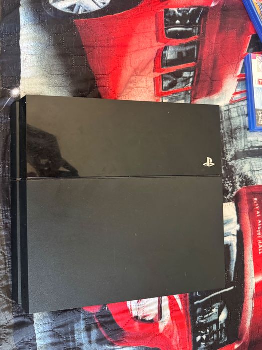 Ps 4 pro de vânzare negociabil 550 a avut recent o mentenanță funcționează perfect 500 gb stocare vine cu o maneta și 2 jocuri