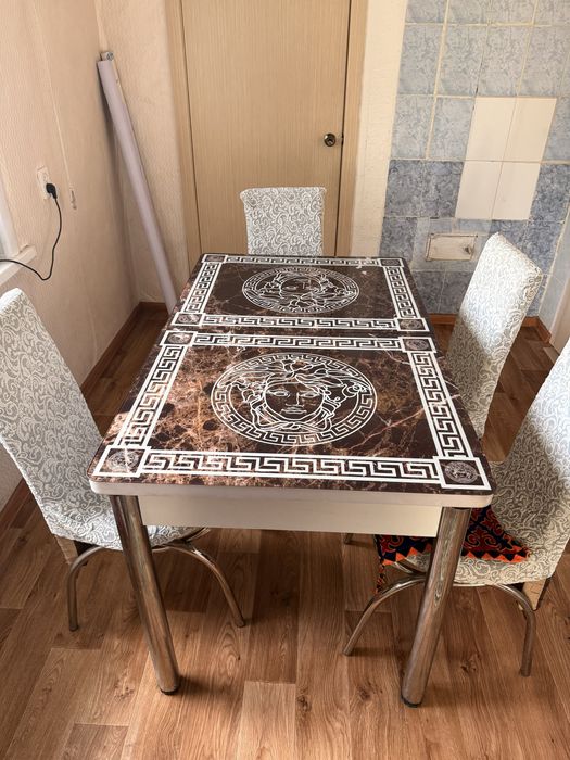 Продам стол кухонный и стулья