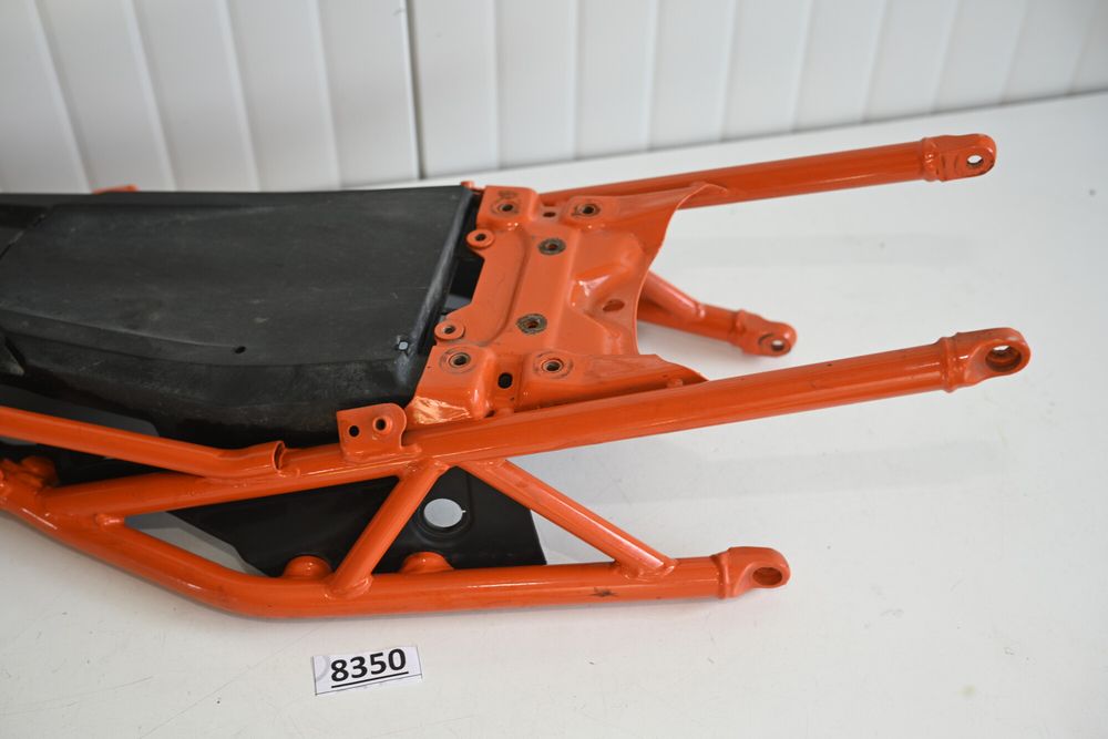 KTM DUKE 125 Cadru codita spate cu plastic baterie