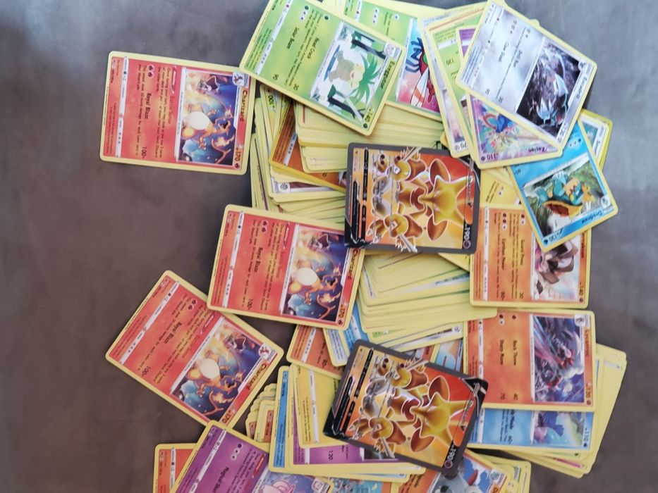 Carti pokemon aproape noi