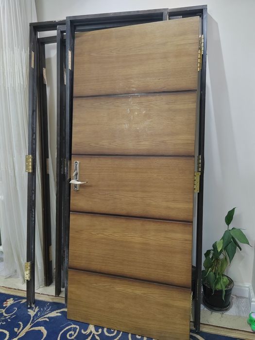 Письменный стол и настенные полки, 8 дверей от квартиры