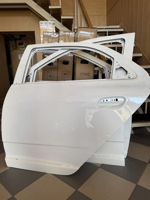 двери белые на Chevrolet  COBALT     Костанай