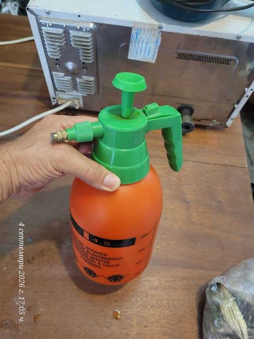 ръчна градинска пръскачка с предварително напомпване (Pressure Sprayer).