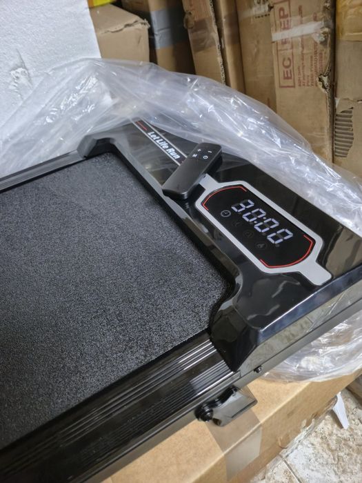 Ел. бягаща пътека с 2.5HP.моторо и скорост от 1до8км. 10% ръчен наклон!