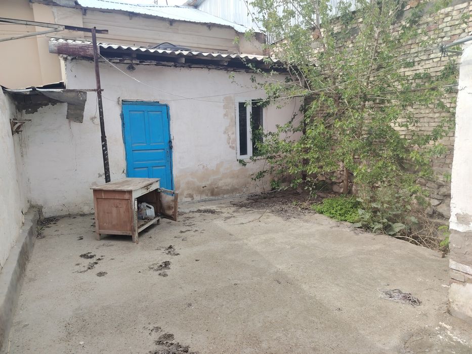 Opshiy dvor lekin adelni qilingan darvozasi bor adelni