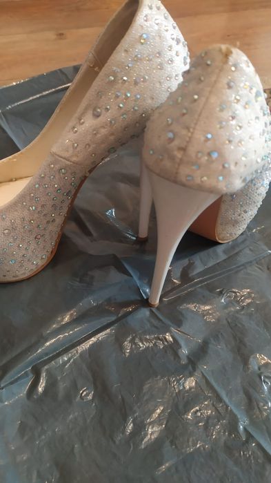 Продам туфли, белые со стразами